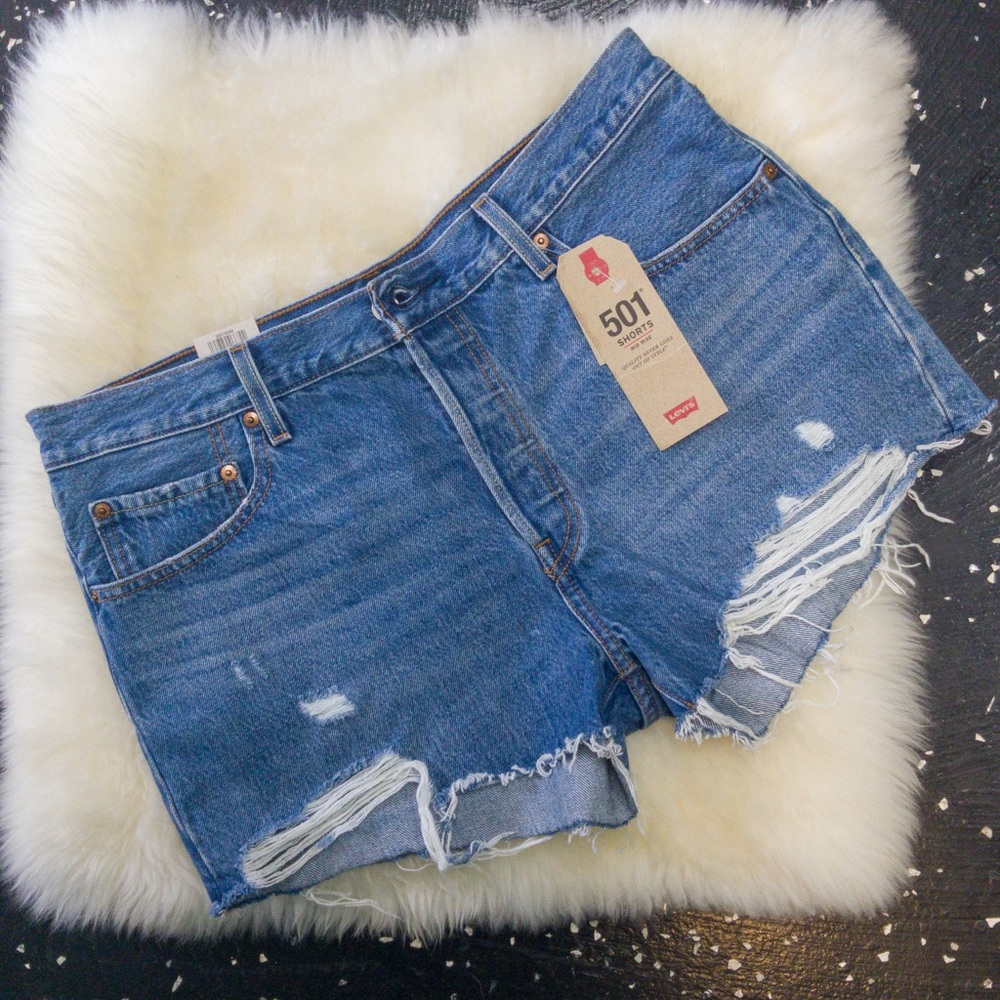 Levi’s Summer distressed shorts